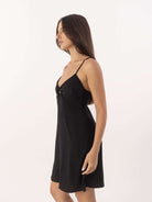 Vestido curto Bruna preto da Greenish, com detalhe torcido e tecido leve para conforto e estilo.
