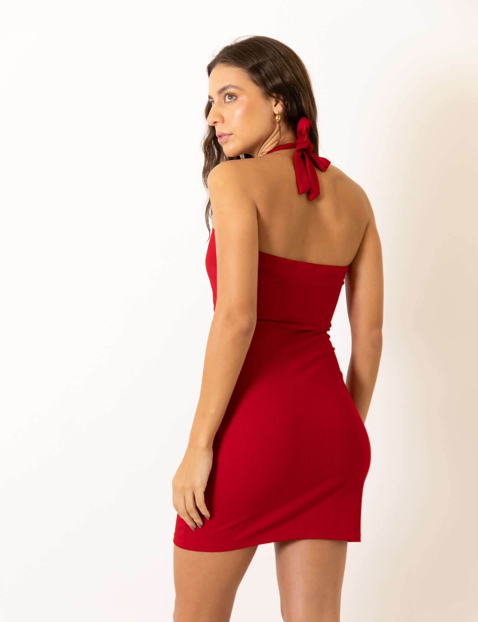 Modelo usando Vestido Curto Canelado Jana - Vermelho da marca Greenish, com ajuste no pescoço e caimento elegante.