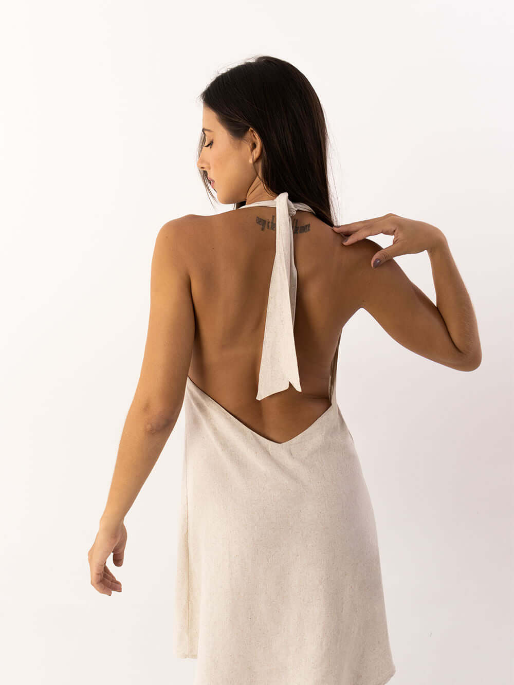 Vestido curto Clara da Greenish: estilo e conforto com amarração nas costas, ideal para qualquer ocasião.