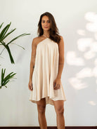 Vestido curto Francis bege da Greenish com amarração no pescoço, leve e confortável, ideal para looks estilosos.