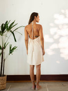 Vestido curto Francis bege com amarração no pescoço e decote ajustável nas costas, da marca Greenish.