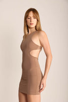 Vestido curto Gigi da Greenish em camurça, modelagem justa e sensual, ideal para um estilo de vida urbano e tropical.