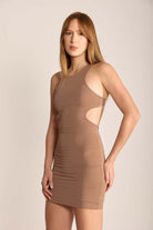 Vestido curto Gigi da Greenish, em camurça, modelagem justinha, decote careca e cava nadador, ideal para o lifestyle tropical.