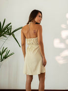 Vestido curto Joy da Greenish, ajustado na cintura, perfeito para dias quentes e looks fresquinhos.