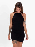 Modelo usando vestido curto preto Katya da marca Greenish, destacando estilo e elegância.