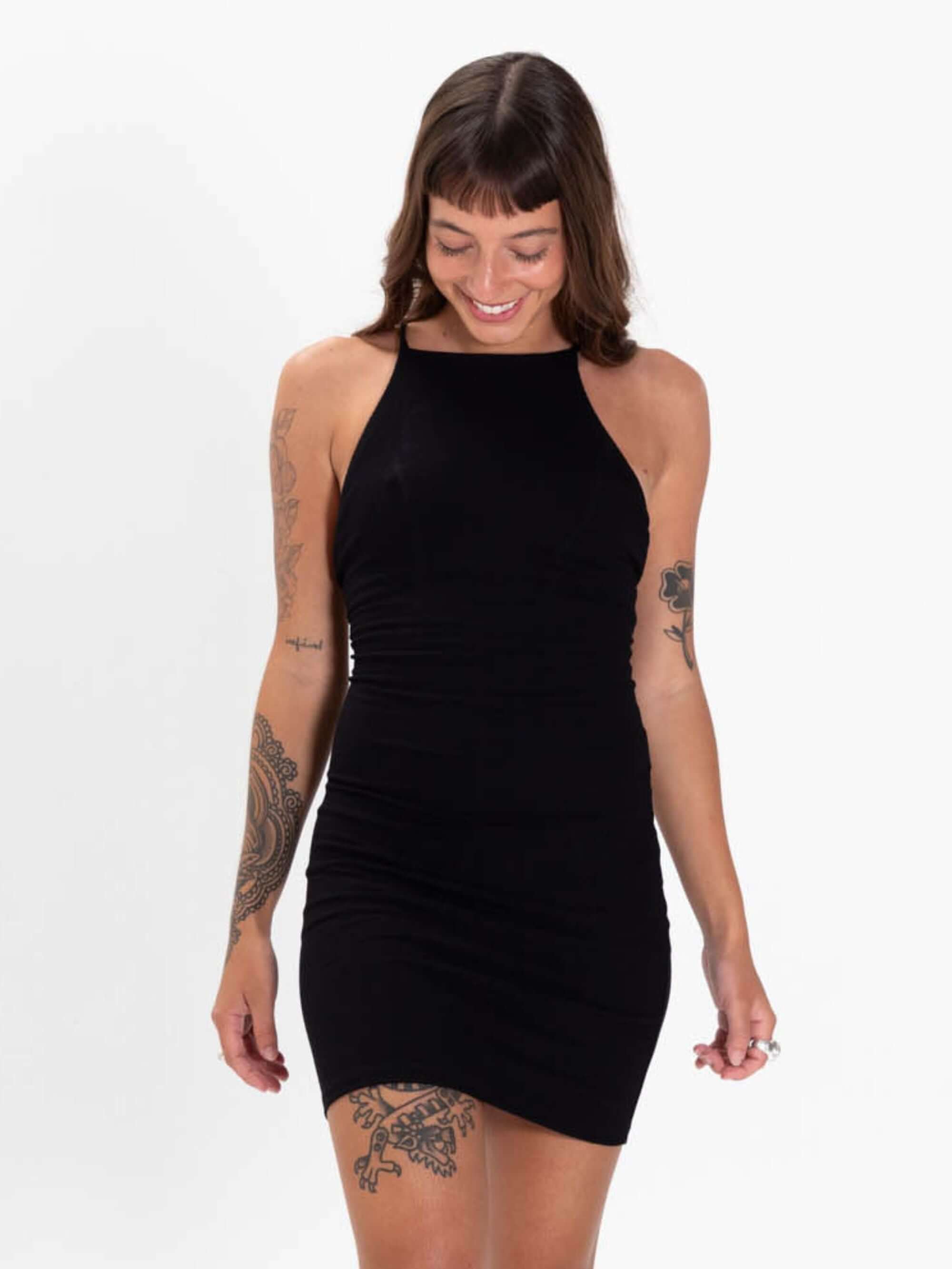 Modelo usando vestido curto preto Katya da marca Greenish, destacando estilo e elegância.