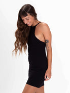 Vestido curto Katya da marca Greenish na cor preta, modelo justo com alças, ideal para o verão.