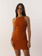 Vestido curto Katya na cor telha da marca Greenish, ideal para ocasiões casuais e elegantes.