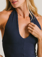 Detalhe do vestido curto Lou da marca Greenish, azul marinho, com decote duplo e caimento ajustado.