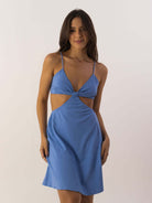Vestido curto Lu azul da marca Greenish, com detalhe de amarração e estilo moderno.