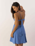Vestido curto Lu azul da marca Greenish, modelo leve e estiloso, com detalhes nas costas.