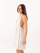 Vestido curto Lucky off white da Greenish, leve, com decote em V e detalhe de amarração elegante.