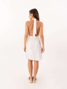 Vestido curto Lucky da Greenish, off white, com amarração no pescoço e caimento soltinho, ideal para um look elegante.