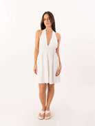 Modelo vestindo o VESTIDO CURTO LUCKY - OFF WHITE da Greenish, em viscose leve com caimento soltinho.