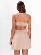 Vestido curto Nath Natural da Greenish, com design leve e confortável, perfeito para dias quentes.