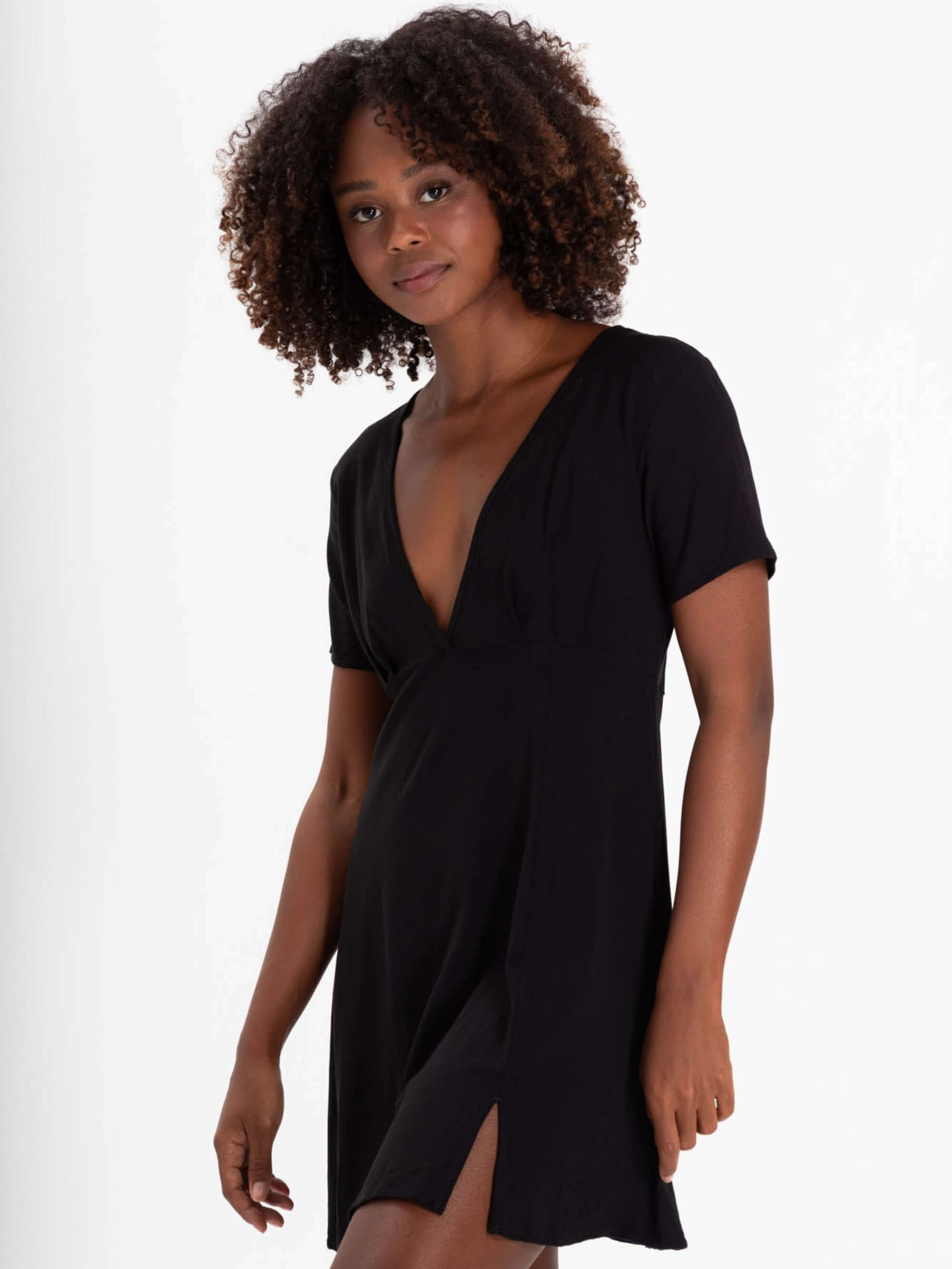 Vestido curto preto com decote em V e mangas soltinhas. Perfeito para o verão. Brand: Greenish.