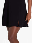 Vestido curto preto Olive da Greenish com fenda discreta e design leve para verão.