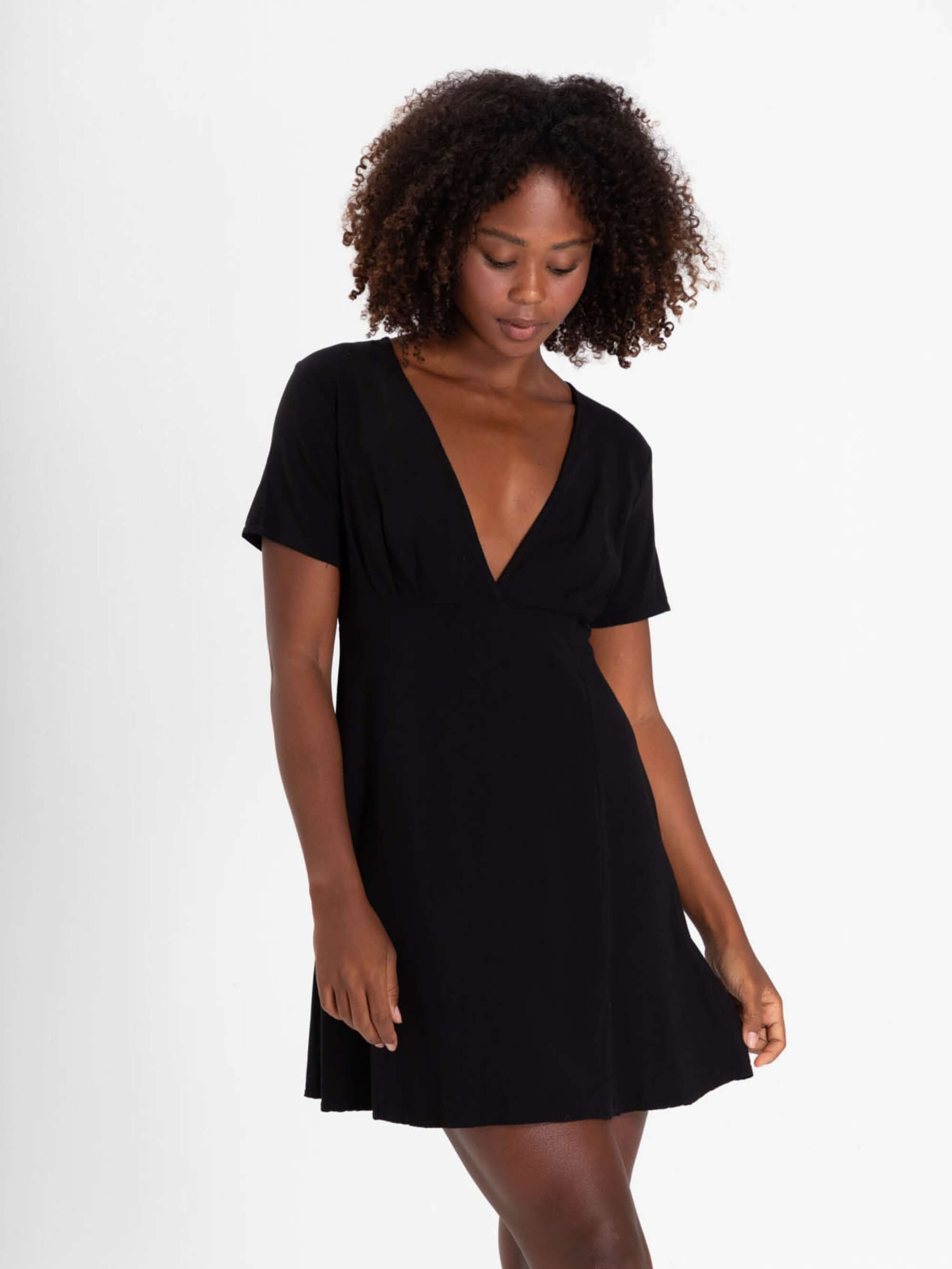Vestido curto Olive preto da marca Greenish, leve e estiloso, com decote em V e mangas soltinhas.