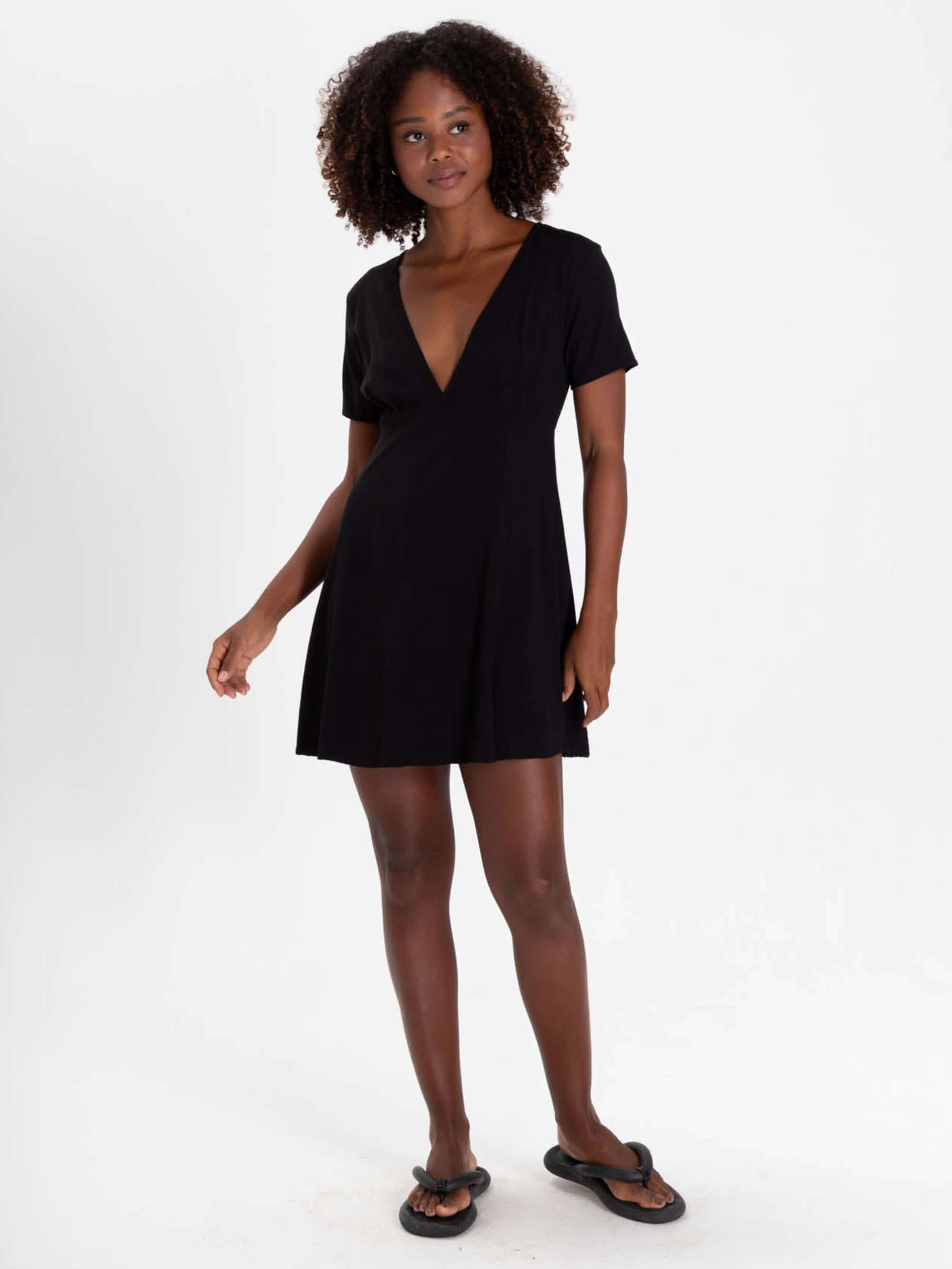 Vestido curto preto Olive da Greenish com decote em V e mangas soltinhas, ideal para o verão.