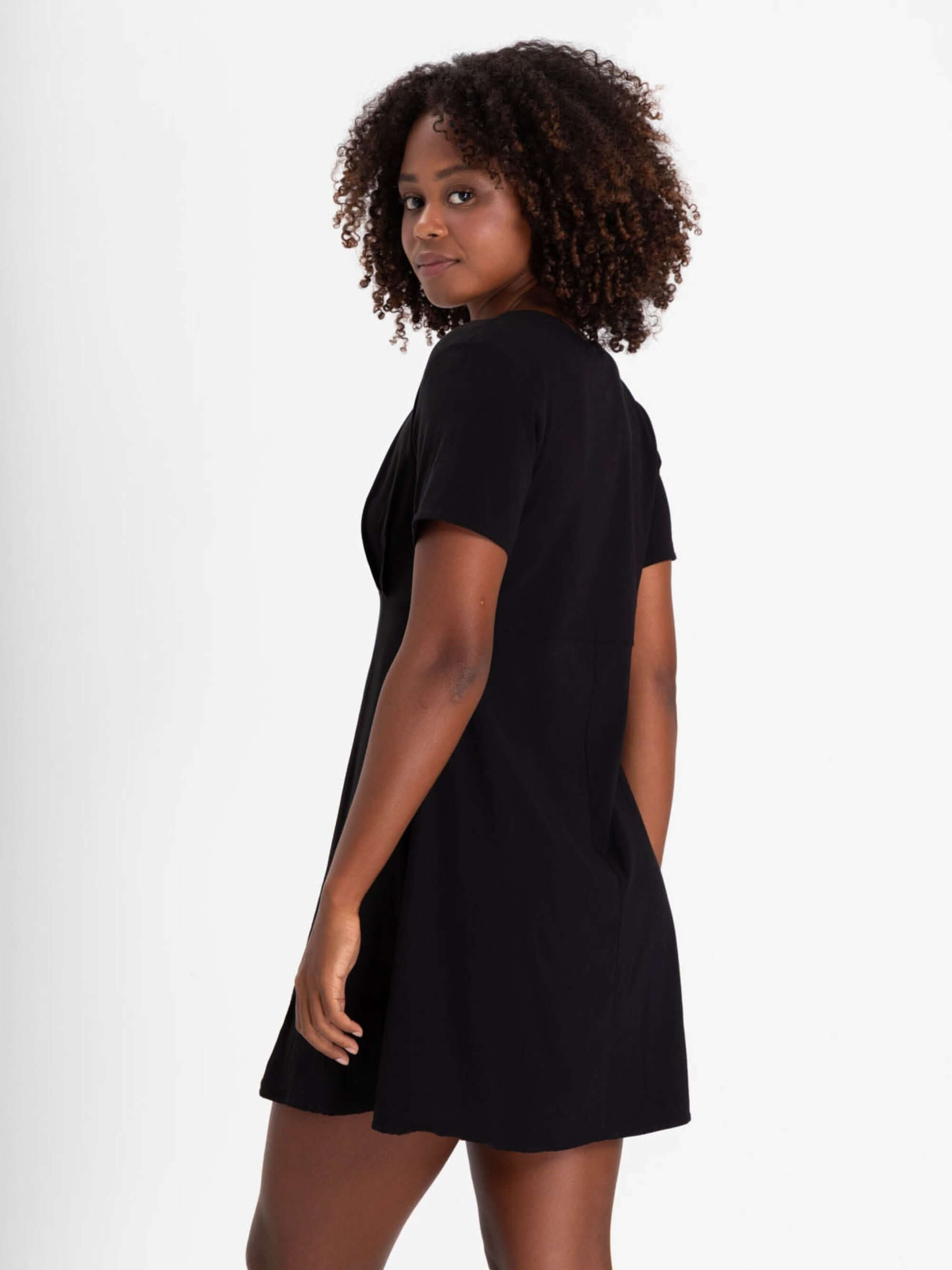Vestido curto preto Olive da Greenish, leve e estiloso, perfeito para dias de verão.
