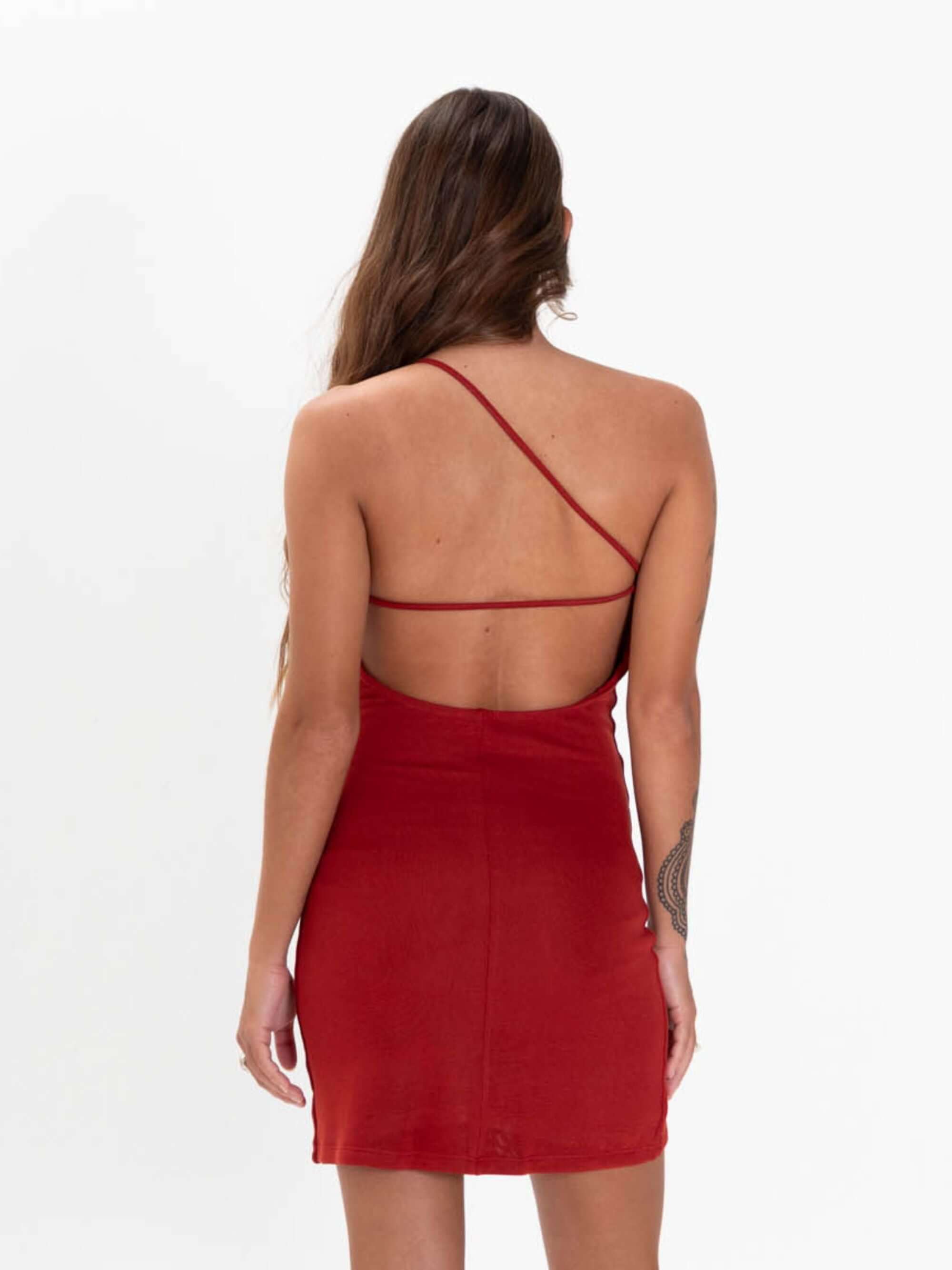 Vestido curto Renata, ferrugem, com decote assimétrico e caimento ajustado. Estilo moderno e romântico da marca Greenish.