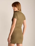 Vestido curto Tássia verde da marca Greenish, mostrando detalhe das costas e estrutura ajustada.