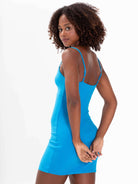 Vestido Curto Tina em turquesa, leve e confortável, com alças reguláveis e detalhe franzido, da marca Greenish.