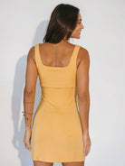 Vestido curto Yana amarelo da Greenish, mostrando o detalhe das costas em um tecido leve e confortável.