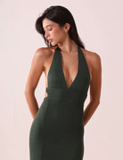 Vestido Longo Breeze - Verde, modelo com decote em V e cintura marcada, ideal para dias quentes e momentos de liberdade.
