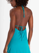 Detalhe do vestido longo Cami da marca Greenish, na cor azul mar, com amarração nas costas.