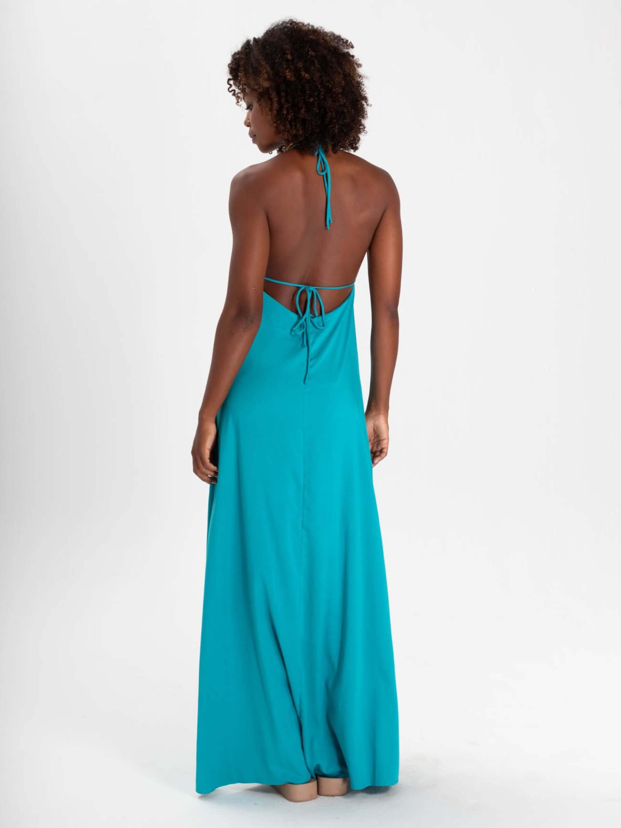 Vestido longo Cami azul mar da Greenish, com costas abertas e alças ajustáveis, perfeito para o verão.