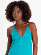 Vestido longo Cami na cor azul mar, modelo da marca Greenish, com decote em V e alças finas.