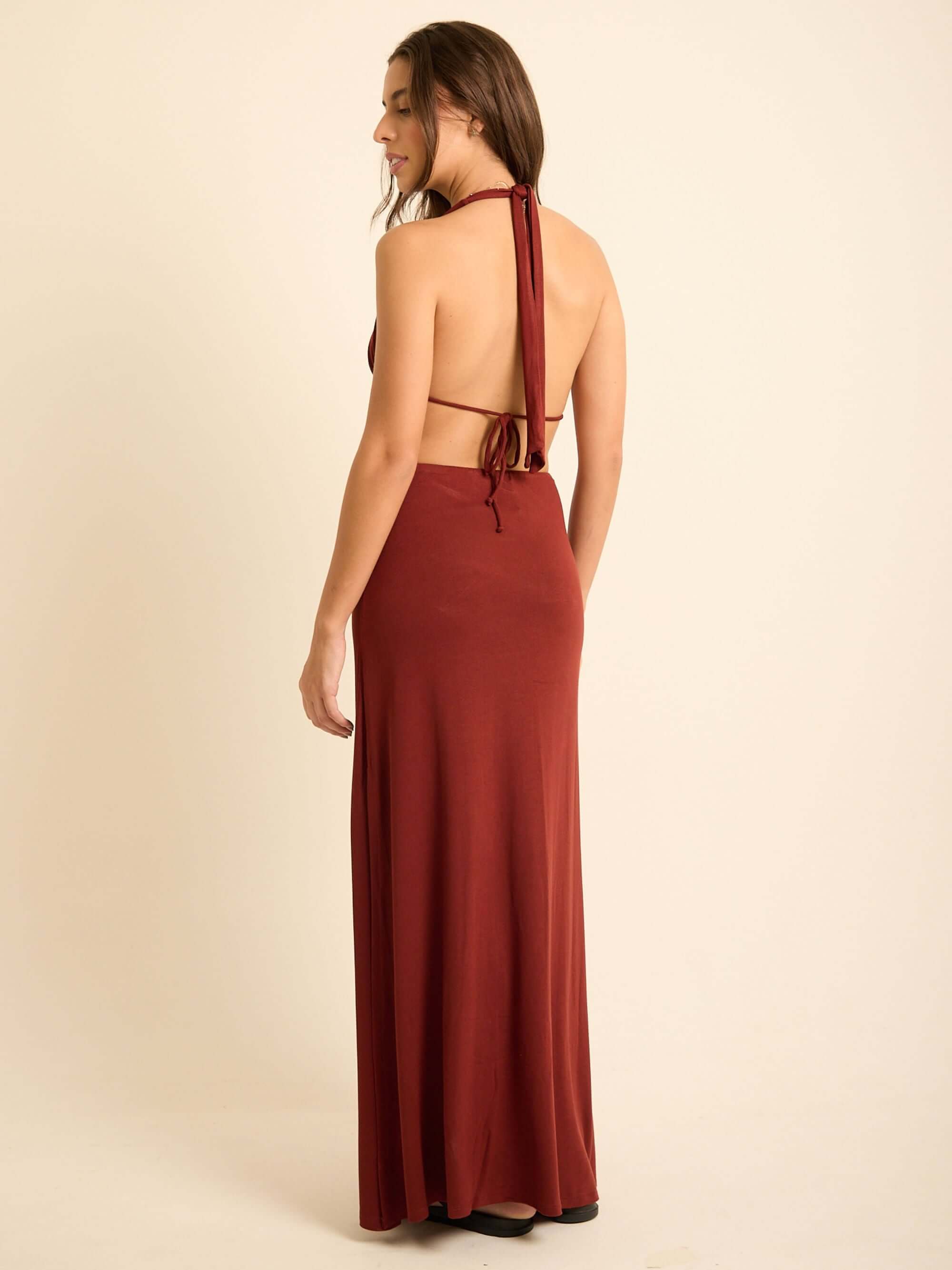Vestido longo Izzy, Marron, com detalhe amarração nas costas. Conforto e estilo da marca Greenish.