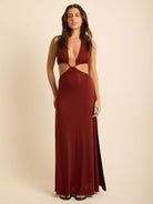 Vestido longo Izzy da Greenish em marrom, com busto cortininha e caimento soltinho, ideal para liberdade de movimento.