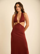 Modelo vestindo o Vestido Longo Izzy marron da Greenish, com busto cortininha e amarração no pescoço.