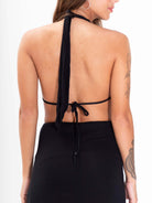 Detalhe do vestido longo Izzy da Greenish, mostrando o decote e amarração nas costas, ideal para o verão.