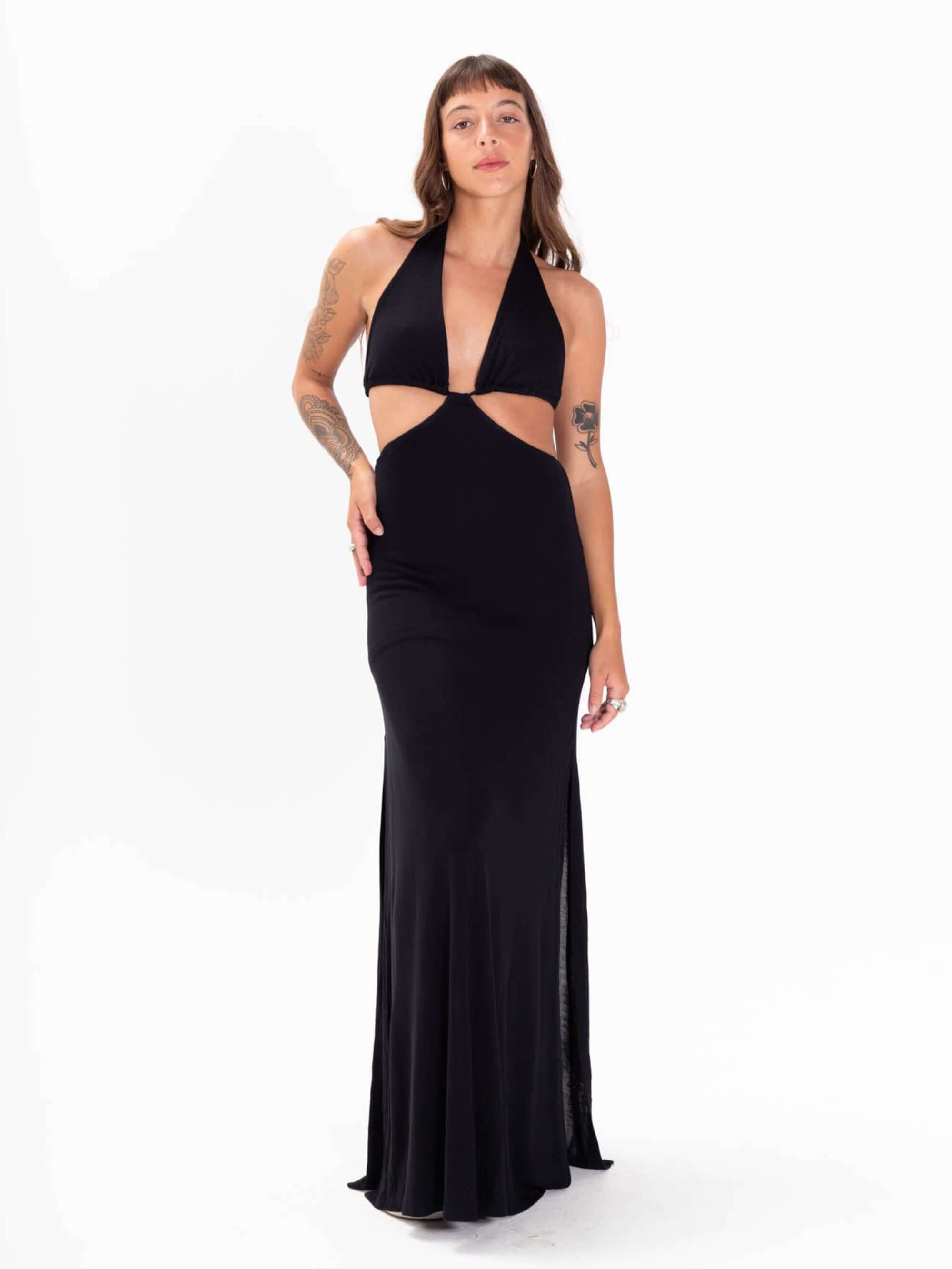 Vestido Longo Izzy Preto da Greenish, com design moderno, busto tipo cortininha e caimento soltinho para liberdade de movimento.