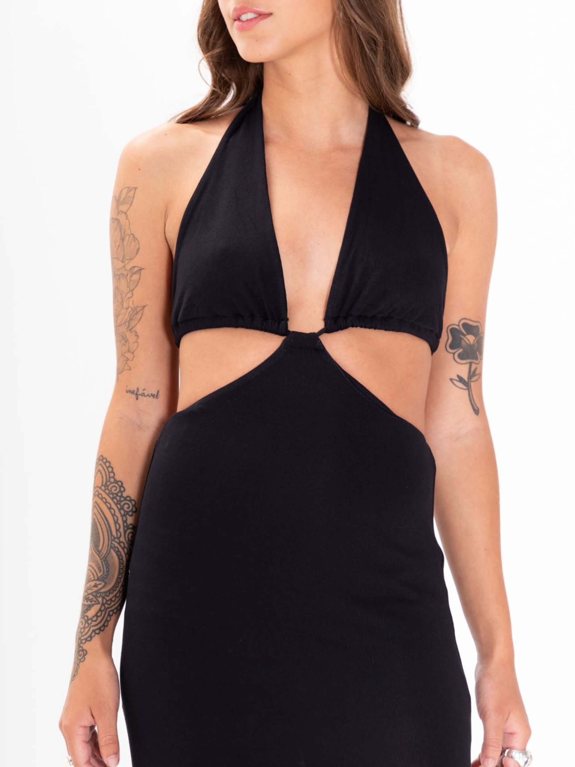 Vestido Longo Izzy Preto da Greenish, com busto cortininha e caimento soltinho, ideal para liberdade de movimento.