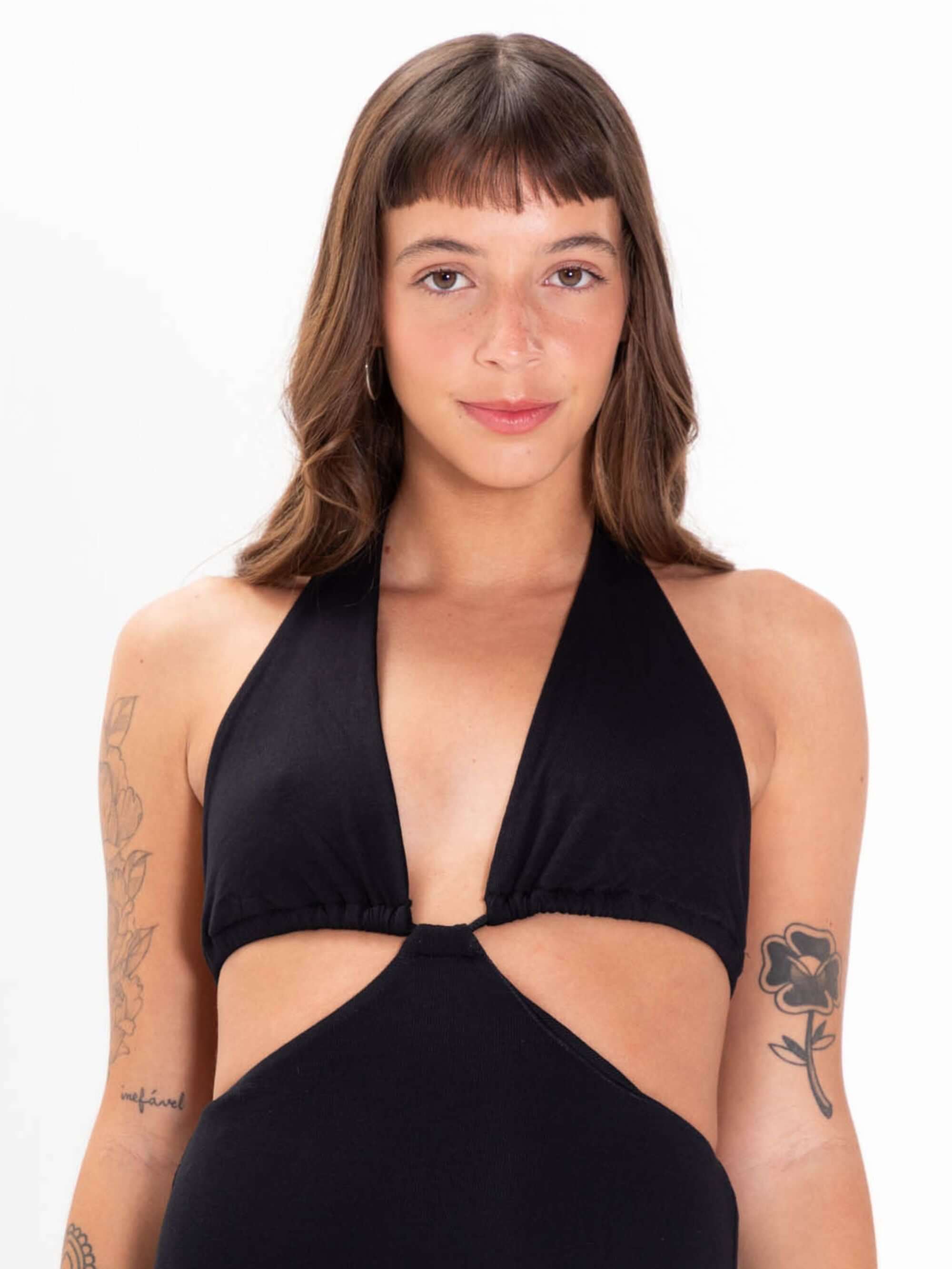 Modelo usando vestido longo Izzy preto da marca Greenish, com busto cortininha e amarração no pescoço.