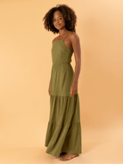 Vestido longo Lina verde da marca Greenish, ideal para ocasiões casuais e elegantes.