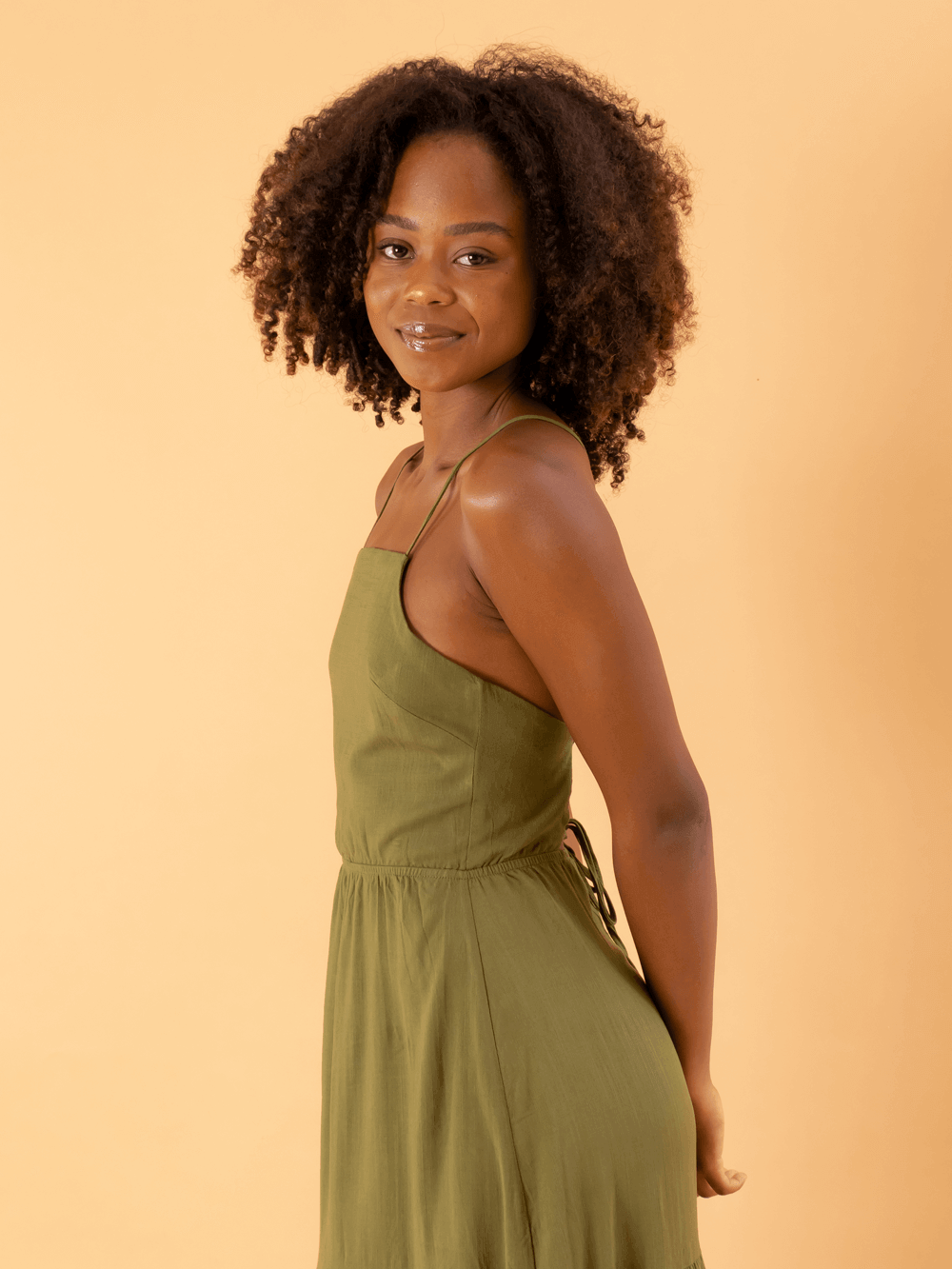 Modelo usando o vestido longo Lina verde da marca Greenish, destacando o estilo e a elegância da peça.