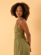 Modelo usando o vestido longo Lina verde da marca Greenish, destacando o estilo e a elegância da peça.