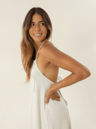 Modelo sorrindo usando o vestido longo Lucy da Greenish em tom natural, destacando seu estilo e conforto.