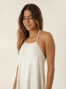 Vestido longo Lucy natural da marca Greenish, modelo elegante com alças finas e bolso, ideal para o verão.