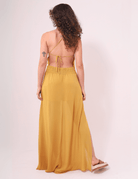 Vestido longo mostarda Greenish com alças finas e costas cruzadas em viscose fluida, perfeito para dias ao ar livre.