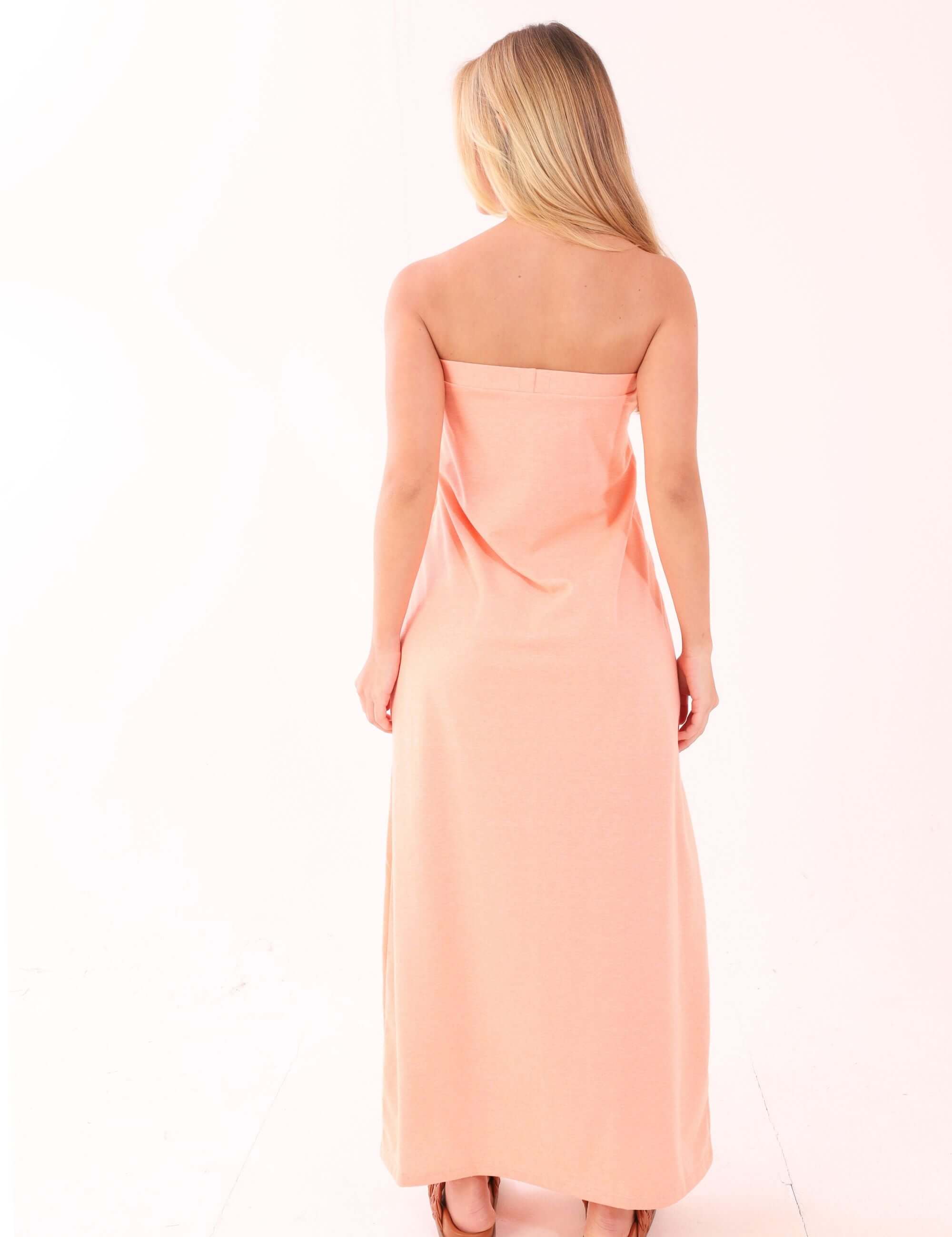 Vestido Longo Reto Lupita - Laranja, modelagem reta, sem alças, ideal para dias quentes e momentos ao ar livre.