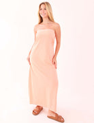 Vestido Longo Reto Lupita - Laranja com decote tomara que caia e modelagem reta, ideal para dias quentes e momentos ao ar livre.