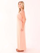 Vestido Longo Reto Lupita - Laranja, modelo usando vestido laranja tomara que caia, ideal para dias quentes e momentos ao ar livre.