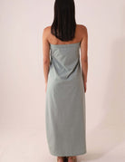 Vestido Longo Reto Lupita - Verde em modelo, vista das costas, destacando o design minimalista e caimento reto com conforto.