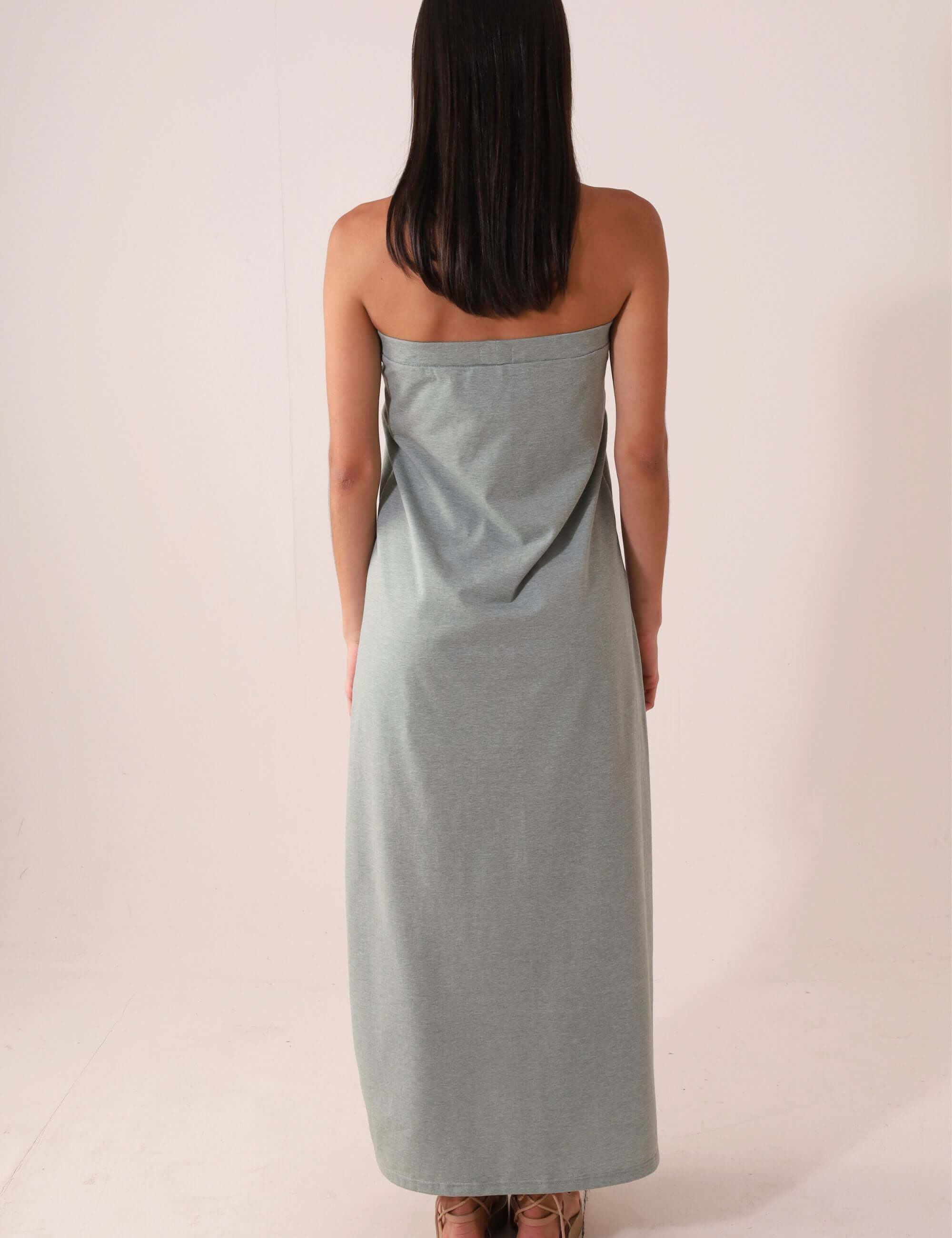 Vestido Longo Reto Lupita - Verde em modelo, vista das costas, destacando o design minimalista e caimento reto com conforto.